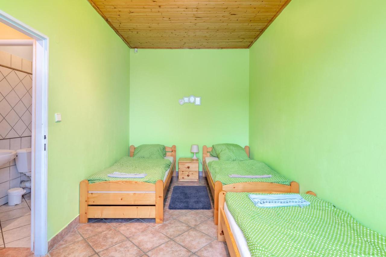 Farma Slunecny Dvur Apartmany A Family Stany Strecha Pod Strechou Hermanuv Mestec Exterior foto