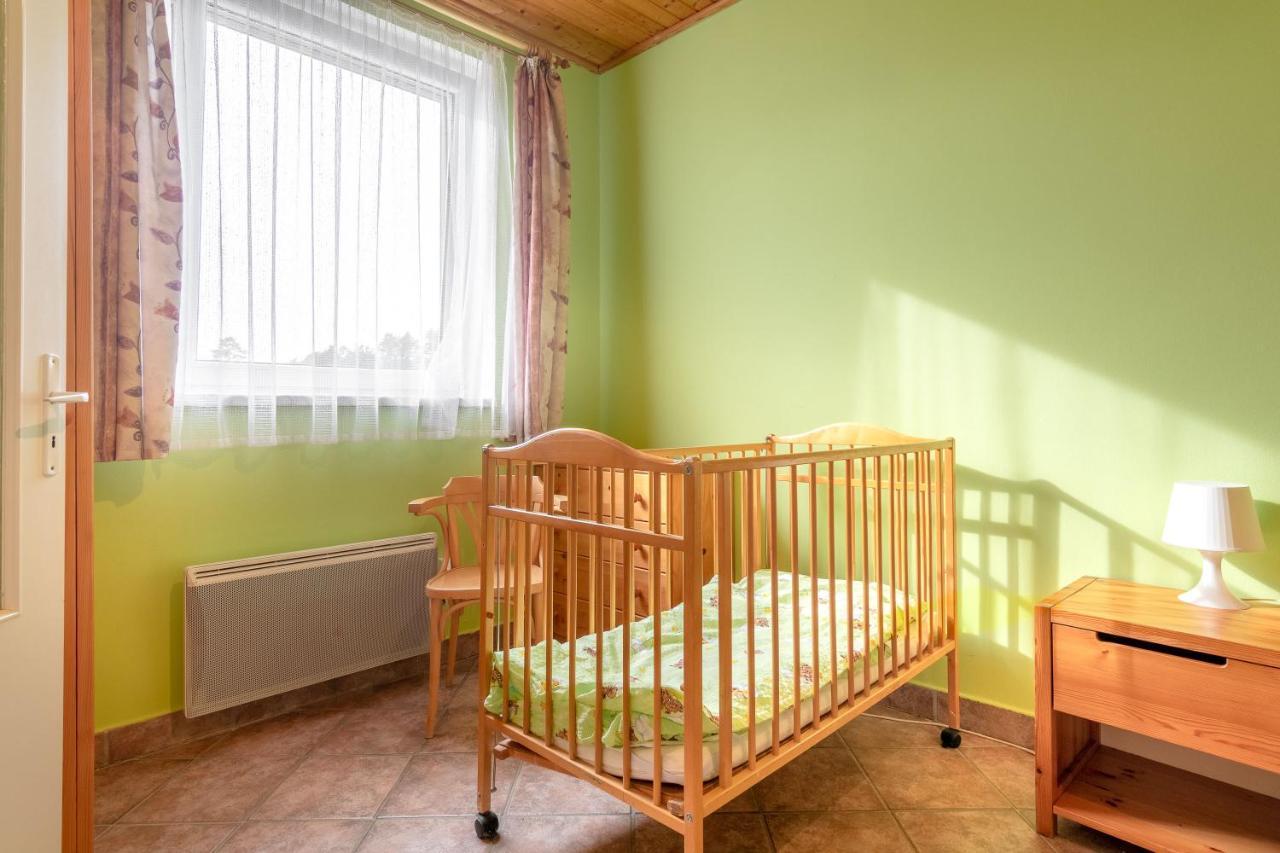 Farma Slunecny Dvur Apartmany A Family Stany Strecha Pod Strechou Hermanuv Mestec Exterior foto